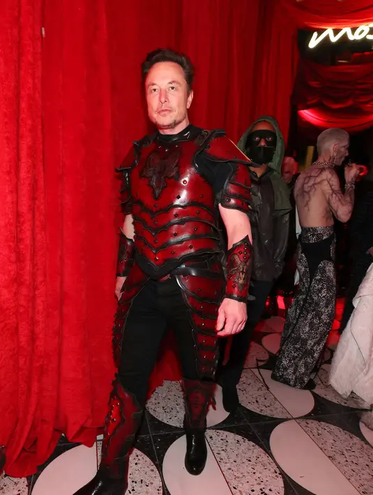 Elon Musk berpose tiba menghadiri Pesta Halloween Tahunan ke-21 Heidi Klum di Sake No Hana di Moxy Lower East Side di New York City pada 31 Oktober 2022. (Noam Galai/Getty Images for Heidi Klum/AFP)