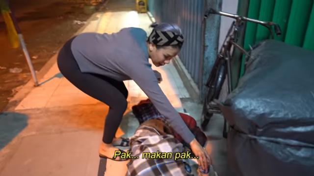 7 Momen Nikita Mirzani Bagikan Makanan di Pinggir Jalan, Penuh Haru