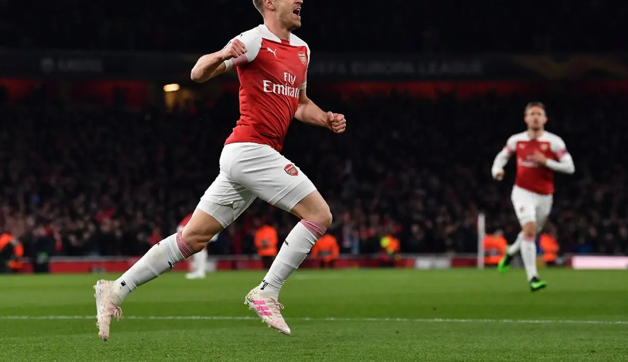 Gelandang Arsenal, Aaron Ramsey lakukan selebrasi pada leg 1, babak perempat final Liga Europa yang berlangsung di Stadion Emirates, London, Jumat (12/4). Arsenal menang 2-0 atas Napoli. (AFP/Ben Stansall)