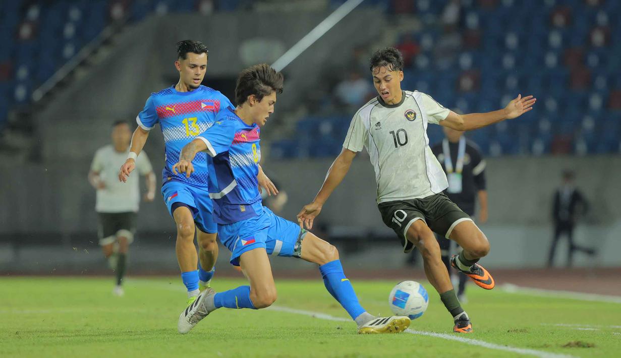 Di babak kedua, Timnas Indonesia U-22 tampil lebih agresif. Tampak dalam foto, pemain Timnas Indonesia U-22, Rafel William Struick (kanan) berhadapan dengan dua pemain Filipina, Gavin Muens (8) dan Alex James Monis (13), pada laga perdana Grup C SEA Games 2025 di Stadion 700th Anniversary, Chiang Mai, Thailand, Senin (8/12/2025). (Bola.com/Bagaskara Lazuardi)