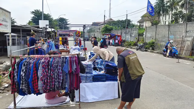 Salah satu lapak pasar tumpah di Jalan Sejajar Rel, Kecamatan Pancoran Mas, Kota Depok (Liputan6.com/Dicky Agung Prihanto)