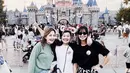 <p>Setelah bebas dari rehabilitasi, Nia langsung pergi liburan ke Amerika. Berfoto di Disney Land, ia tampil kasual serba hitam dari tshirt hingga celannya. Ia pun mengikat jaket bergaris di pinggangnya.&nbsp;&nbsp;@ramadhaniabakrie</p>