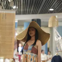 Bertajuk ‘Terbit’, koleksinya terinspirasi dari keindahan warna langit di pagi hari, menciptakan harmoni warna biru, putih, dan krem yang menawan. [Dok/Tobatenun]