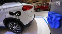 Teknologi fast charging pada mobil listrik DFSK Glory E3 dipamerkan dalam  GAIKINDO Indonesia International Auto Show (GIIAS) 2019 di ICE BSD, Tangerang, Jumat (19/7/2019). Glory DFSK E3 hanya perlu waktu 30 menit untuk mencapai 80 persen daya baterai. (Liputan6.com/Fery Pradolo)