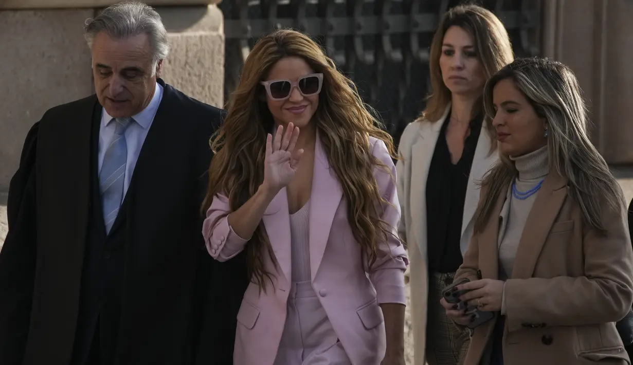 Pemilik nama lengkap Shakira Isabel Mebarak Ripoll itu tampak tersenyum dan melambaikan tangan ke penggemarnya di luar pengadilan.  (AP Photo/Emilio Morenatti)