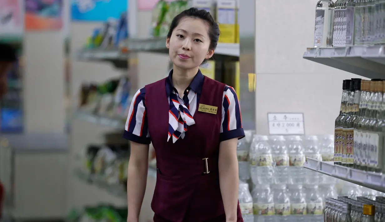 Pekerja berjalan di supermarket di Pyongyang, Korea Utara (12/9). Banyak produk dalam negeri terlihat di rak-rak supermarket tersebut sebagai bagian dari upaya membangun ekonominya dan meningkatkan standar hidup nasional. (AP Photo/Kin Cheung)