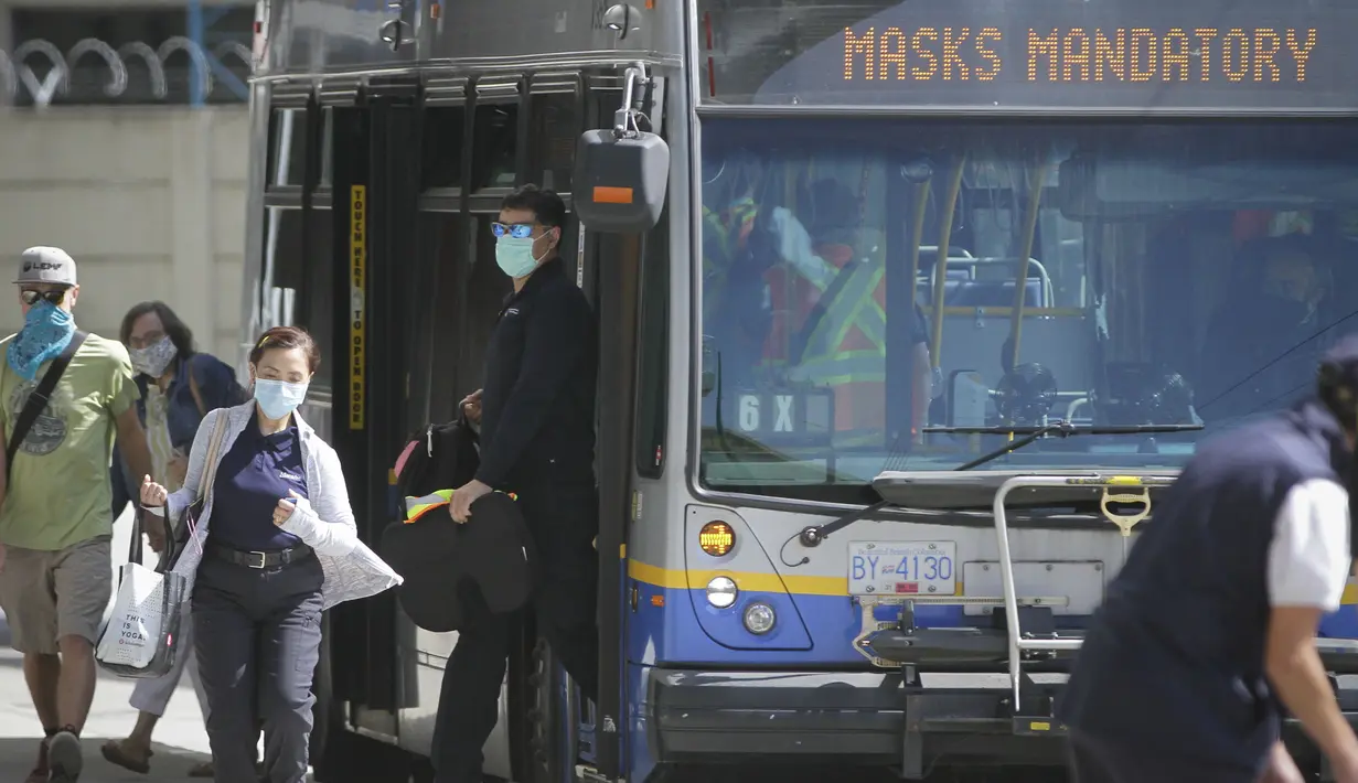Orang-orang memakai masker turun dari sebuah bus di Vancouver, British Columbia, Kanada (24/8/2020). Siapa pun yang berada di bus, kapal, atau kereta api TransLink atau BC Transit, serta penumpang kapal BC Ferries wajib memakai masker untuk menghentikan penyebaran COVID-19. (Xinhua/Liang Sen)