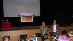 Lewat, lukisan berjudul 'God's Day', yang ditorehkan di atas kanvas berukuran 130 x 80 cm, SBY mencurahkan imajinasinya saat banjir bandang melanda Sumatra. Tampak dalam foto, Presiden ke-6 Republik Indonesia, Susilo Bambang Yudhoyono (SBY) didampingi Raden Rizki Mulyawan Kartanegara Hayang Denda Kusuma atau yang lebih dikenal dengan Dik Doank (kanan) saat mengikuti kegiatan Pameran Seni Rupa dan Lelang Lukisan di Teater Kecil, Taman Ismail Marzuki (TIM), Jakarta, Selasa (23/12/2025). (merdeka.com/magang/Rendi Saputra)