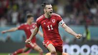 Pemain Timnas Wales, Gareth Bale melakukan selebrasi usai mencetak gol lewat eksekusi penalti ke gawang Timnas Amerika Serikat dalam laga matchday pertama Grup B Piala Dunia 2022 di Ahmad Bin Ali Stadium, Doha, Qatar, Selasa (22/11/2022) dini hari WIB. (AP/Ashley Landis)