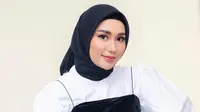 Paduan warna monokrom ciptakan kesan minimalis yang tak lekang oleh waktu. [Foto: Instagram/ Septia Siregar]