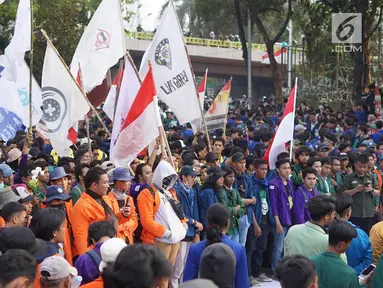Massa dari Badan Eksekutif Mahasiswa Seluruh Indonesia (BEM SI) berunjuk rasa di sekitar DPR RI, Jakarta, Selasa (1/10/2019). Massa menuntut upaya pemberantasan korupsi kolusi nepotisme (KKN), hak rakyat untuk berpendapat, perlindungan dan pemenuhan hak asasi manusia (Liputan6.com/Immanuel Antonius)