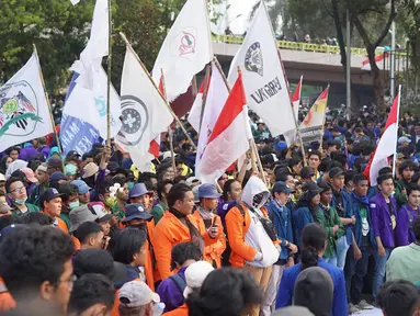 Massa dari Badan Eksekutif Mahasiswa Seluruh Indonesia (BEM SI) berunjuk rasa di sekitar DPR RI, Jakarta, Selasa (1/10/2019). Massa menuntut upaya pemberantasan korupsi kolusi nepotisme (KKN), hak rakyat untuk berpendapat, perlindungan dan pemenuhan hak asasi manusia (Liputan6.com/Immanuel Antonius)