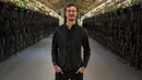 Kepala Operasi, Philip Salter berpose diantara rig pertambangan di pabrik bitcoin 'Genesis Farming' di dekat Reykjavik, Islandia (16/3). (AFP Photo/Halldor Kolbeins)
