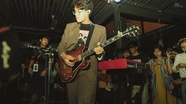 7 Gaya Ardhito Pramono saat di Atas Panggung, Curhatannya Soal Nasib Musisi Viral