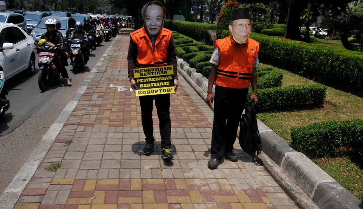Massa Koalisi Masyarakat Sipil Anti-Korupsi saat menggelar aksi teatrikal di depan Kantor Kemenkum HAM, Jakarta, (22/9/14). (Liputan6.com/Johan Tallo)