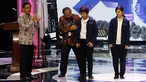 Direktur ATVI, Eduard Depari disaksikan Direktur Utama Indosiar Imam Sudjarwo menyematkan almamater kepada mahasiswa baru Akademi Televisi Indonesia (ATVI) pada acara penerimaan di Studio 6 Emtek City, Jakarta, Rabu (23/8). (Liputan6.com/Johan Tallo)