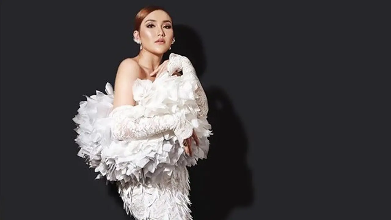 7 Gaya Ayu Ting Ting saat Pemotretan dengan Gaun Elegan, Cantik dan Memesona