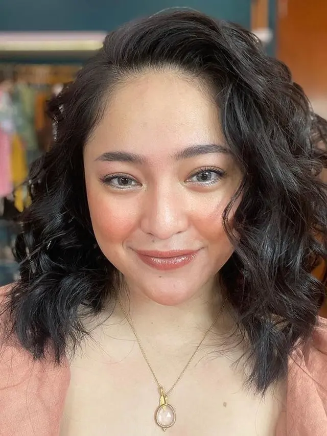 7 Potret Seleb Pamer Rambut Beruban Ini Tetap Tampil Menawan