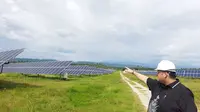 Managing Director, Quantum Power Asia Pte Ltd, Simon G. Bell sedang menunjukkan Pembangkit Listrik Tenaga Surya (PLTS) Isimu yang berkapasitas 14.5 MWp di Isimu Gorontalo. Saat ini, Isimu adalah photovoltaic plant terbesar di Indonesia, sementara Project Karimun bernilai 250 kali lebih besar dibandingkan Isimu.