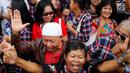 Pendukung berkumpul jelang dibebaskannya Basuki Tjahaja Purnama atau Ahok di Mako Brimob, Kelapa Dua, Depok, Jawa Barat, Kamis (24/1). Mereka bernyanyi dan meneriakkan yel-yel sambil menanti Ahok. (Liputan6.com/Herman Zakharia)