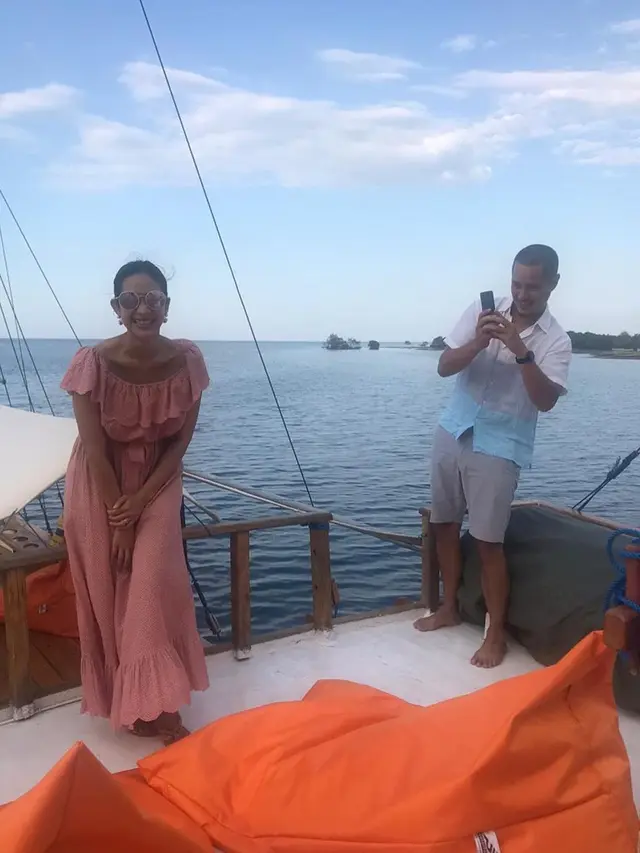 7 Gaya Liburan Happy Salma di Atas Kapan Bersama Keluarga