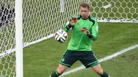 Manuel Neuer. Kiper Timnas Jerman yang masih akan tampil membela Tim Panser pada Piala Dunia 2022 Qatar ini menjadi kiper peraih Golden Glove di edisi 2014 saat berlangsung di Brasil. Tampil penuh dalam seluruh 7 laga Jerman di Piala Dunia 2014, ia mampu membawa Tim Panser meraih trofi Piala Dunia 2014 usai mengalahkan Argentina 1-0 di laga final. Dalam perjalanannya, Timnas Jerman tak terkalahkan mulai fase grup hingga laga final. Dari 7 laga Jerman berhasil 6 kali menang dan 1 kali imbang atas Ghana 2-2 di fase grup. Manuel Neuer mencetak 4 kali clean sheet dan kebobolan 4 gol dari 7 laga tersebut. (AFP/Christophe Simon)