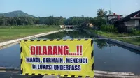 Underpass Kulur, Temon, Kulonprogo menjadi perhatian warga karena berubah fungsinya menjadi kolam renang. Warga sering menggunakan underpass Kulur itu untuk berenang.