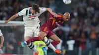 Giorgio Scalvini dan Donyell Malen berebut bola udara dalam laga Serie A antara AS Roma vs Atalanta di Stadio Olimpico, 19 April 2026, di Roma. (Alfredo Falcone/LaPresse via AP)