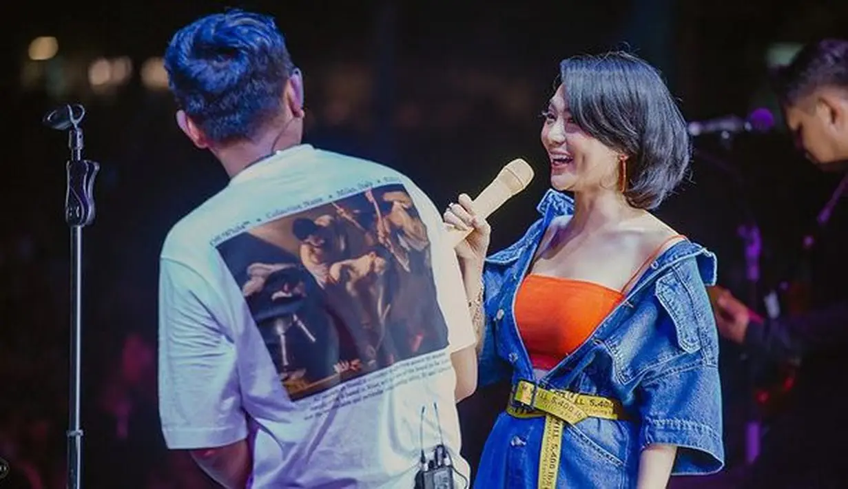 Wika Salim ternyata tak hanya datang menikmati konser. Ia diajak Denny Caknan untuk naik ke panggung dan berduet dengannya. (instagram.com/wikasalim/maxadamkamil)