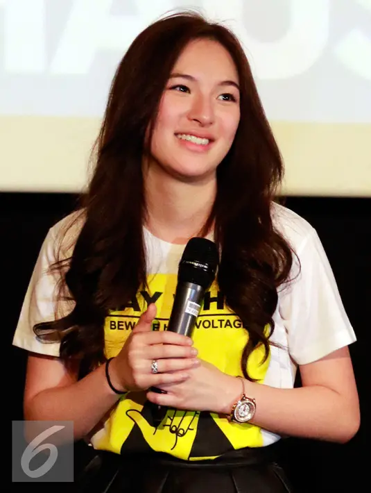 Punpun Sutatta Udomsilp tampil casual dengan kaos putih saat menghadiri acara jumpa artis Thailand pemeran film May Who? di Grand Indonesia, Jakarta, Sabtu (24/10/2015). Punpun menjadi May Nhai, tokoh utama dalam film May Who?(Liputan6.com/Yoppy Renato)  