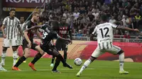 Di penghujung babak pertama, Fikayo Tomori berhasil menjebol gawang Juventus setelah meneruskan umpan Olivier Giroud. Skor 1-0 untuk keunggulan Milan bertahan hingga babak pertama usai. (AP Photo/Antonio Calanni)