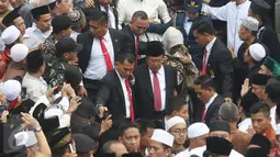 Wapres Jusuf Kalla menghadiri pemakaman Mantan Ketua Umum PBNU KH Hasyim Muzadi di Pondok Pesantren Al Hikam, Depok, Kamis (16/3). KH Hasyim Muzadi mengembuskan napas terakhir di usia 72 tahun. (Liputan6.com/Immanuel Antonius)