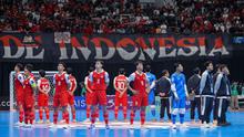 Pemain Timnas Futsal Indonesia berkumpul untuk memberikan penghormatan kepada para suporter usai melakoni laga terakhir Grup A Piala Asia Futsal 2026 melawan Irak di Indonesia Arena, Kompleks Gelora Bung Karno, Senayan, Jakarta, Sabtu (31/1/2026). Bermain imbang 1-1 dengan Irak, Timnas Futsal Indonesia mengunci status sebagai juara Grup A sekaligus memastikan lolos ke babak perempat final Piala Asia Futsal 2026. (Bola.com/Bagaskara Lazuardi)