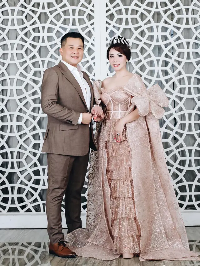 Rencana Pindah Kewarganegaraan, Ini 7 Potret Mesra Femmy Permatasari dan Suami