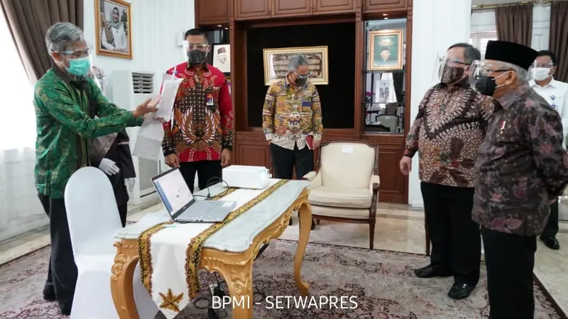 Menristek Bambang Brodjonegoro menyerahkan GeNose C19 kepada Wakil Presiden Ma'ruf Amin.