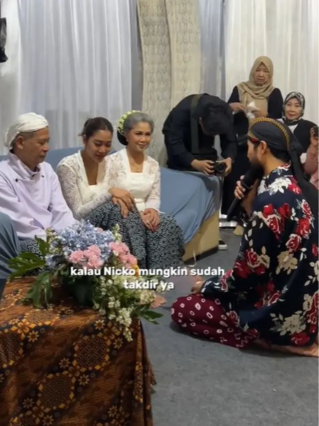 6 Potret Widi Vierratale di Siraman Jelang Nikah Sang Adik, Pakai Kebaya Putih