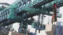 Sejumlah pekerja menyelesaikan kontruksi crane Mass Rapid Transit (MRT) di Kawasan Lebak Bulus, Jakarta, Minggu (12/6). Gubernur Basuki Tjahja Purnama (Ahok) mengatakan, MRT bukan untuk Asian Games karena baru siap pada 2019. (Liputan6.com/Helmi Afandi)