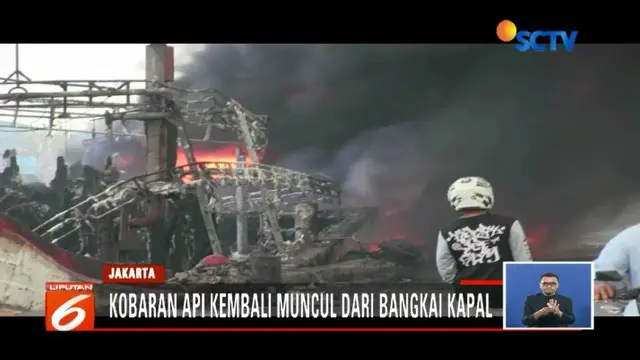 Api kembali berkobar di tiga bangkal kapal nelayan di Pelabuhan Nizam Zachman, Penjaringan, Jakarta Utara.