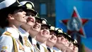 Prajurit wanita Rusia berbaris selama parade Hari Kemenangan menandai ulang tahun ke-71 dari kemenangan atas Nazi Jerman dalam Perang Dunia II, di Lapangan Merah di Moskow, Rusia, (9/5). (REUTERS/Grigory Dukor)