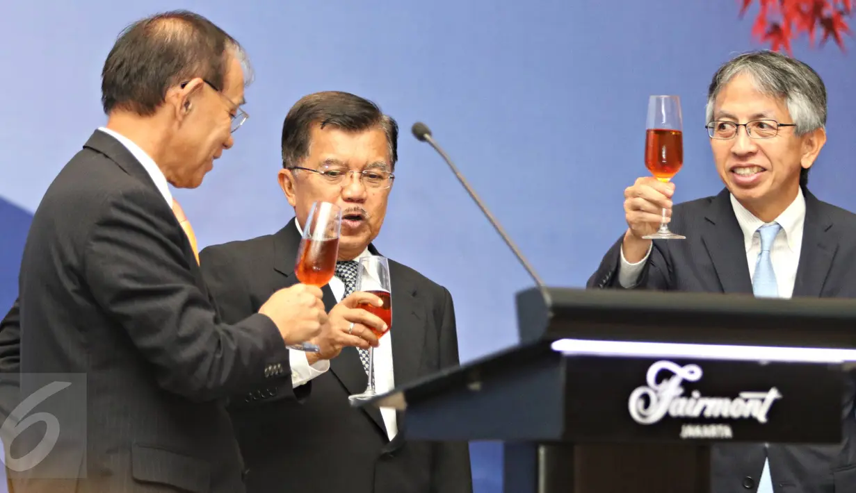 Wapres Jusuf Kalla menghadiri perayaan HUT Kaisar Akihito yang digelar oleh Kedubes Jepang di kawasan Jakarta Selatan, Senin (14/12/2015). Rakyat dan pemerintah Indonesia mendoakan kesehatan bagi Kaisar Akihito. (Liputan6.com/Immanuel Antonius)