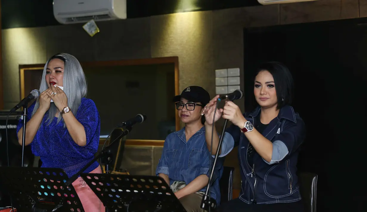 Latihan terus dilakukan oleh para personel 3 Diva. Trio vokal yang beranggotakan Krisdayanti, Titi DJ dan Ruth Sahanaya gelar latihan jelang konser bertajuk Live Exclusive Concert-3 Diva. (Nurwahyunan/Bintang.com)