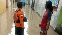 Banjir di Kampung Lebak, Teluk Pucung, Bekasi Utara, Kota Bekasi, sempat mencapai ketinggian satu meter lebih. (Liputan6.com/Bam Sinulingga)