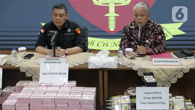 Tumpukan Uang Dolar Barang Bukti Penangkapan Mantan Pejabat Mahkamah Agung