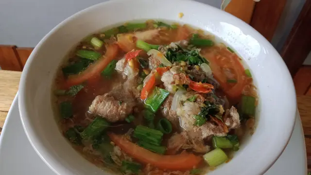 Menggunakan bahan toping tomat, wortel, daun bawang dan kemangi segar, sop kaki bening King dari Garut ini, memang tepat dibutuhkan, terutama di saat kemacetan menyergap Anda. (Liputan6.com/Jayadi Supriadin)