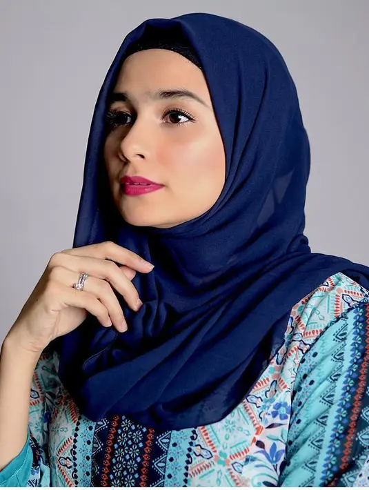 Sonya Fatmala, begitu memesona dengan berbagai model hijab  yang dikenakannya. Meski sibuk mengurus suami dan anak-anaknya, namun Sonya tetap peduli dengan penampilannya. (Instagram/Sonyafatmala)