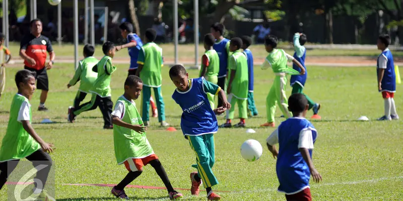 20160816-Puluhan-Anak-Papua-Berlatih-Bola-HEL