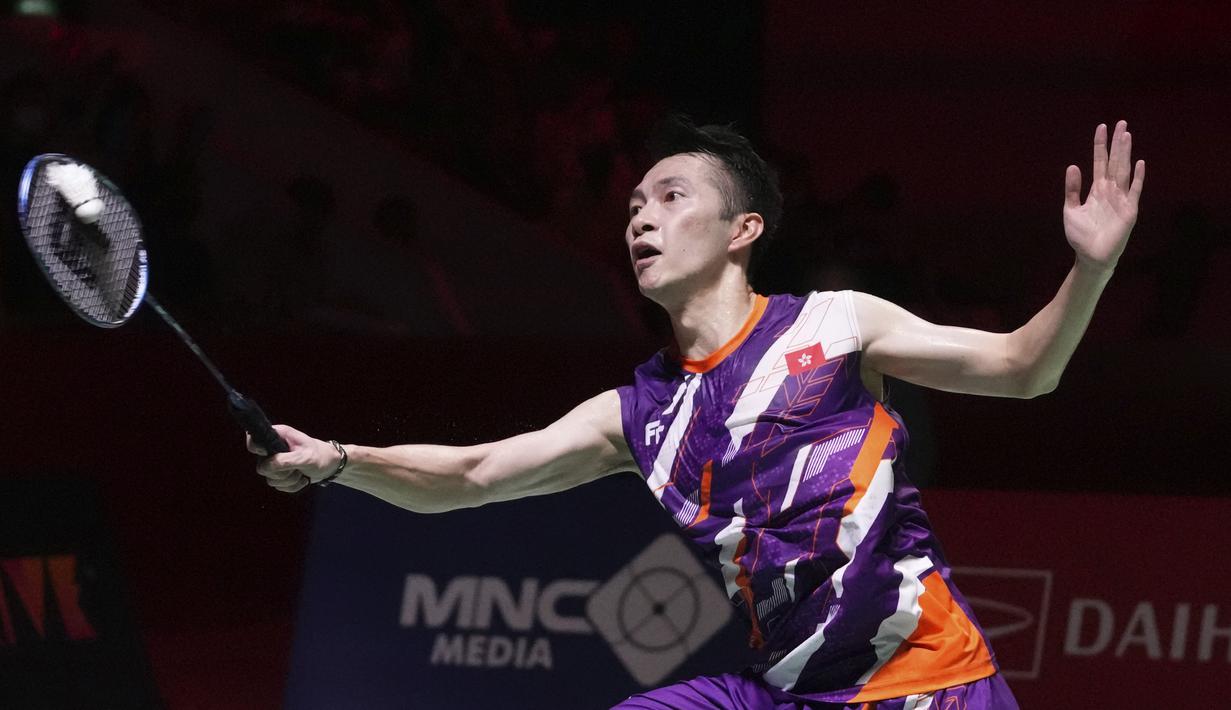 Pebulutangkis Tunggal Putra Hong Kong Angus Ng Ka Long mengembalikan kok ke arah Chico Aura Dwi Wardoyo dari Indonesia pada pertandingan semifinal Indonesia Masters 2023 di Istora Senayan, Jakarta, Jumat (27/1/2023). Ini juga merupakan duel All Indonesian Final pertama di tunggal putra sepanjang sejarah Indonesia Masters, yang digelar mulai 2010. (AP Photo/Tatan Syuflana)