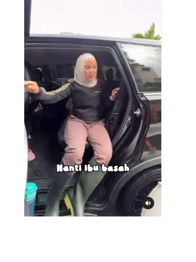 Chacha Frederica Pantau Korban Banjir Kendal, Ada Warga Tak Mengenalinya Sebagai Istri Bupati