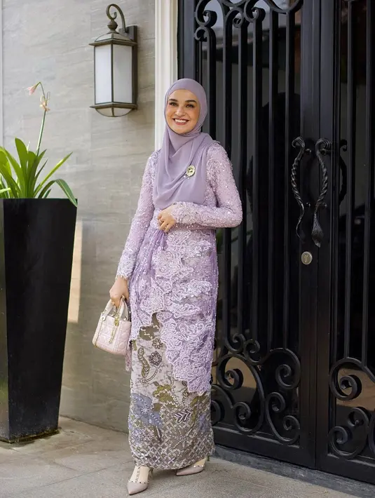 Shireen Sungkar tampil cantik memesona dengan kebaya panjang bernuansa ungu dengan bordir yang manis. [Foto: Instagram/shireensungkar]