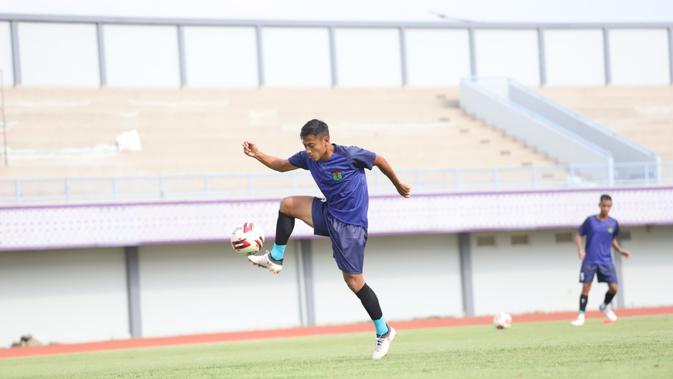 Stiker Persita Tangerang, Samsul Arif saat mengikuti sesi latihan. (Persita Media)